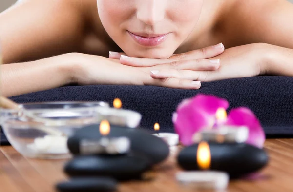 Pretty young woman relaxing at spa — Stock Photo, Image