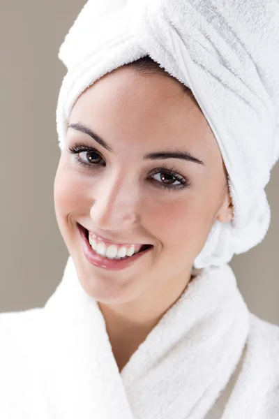 Mooie jonge vrouw in de moderne spa — Stockfoto