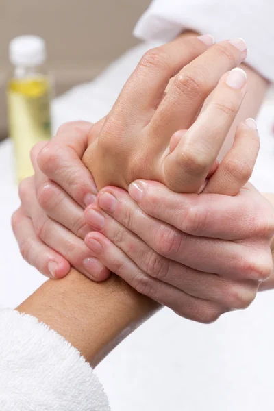 Kvinna njuter hand massage på beauty spa — Stockfoto