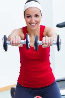 spor salonunda egzersiz mutlu bir genç kadın