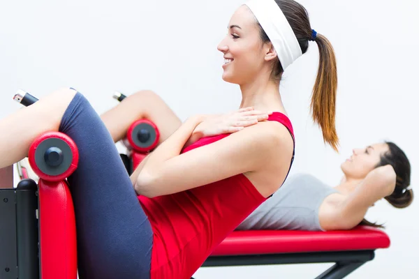 Jóvenes en el gimnasio — Foto de Stock