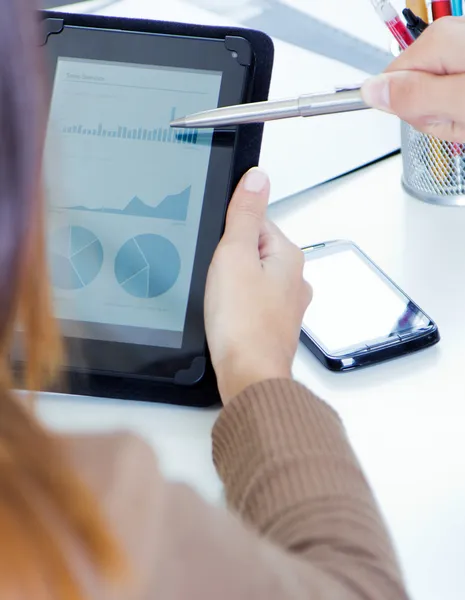 Виконавчі руки з цифровим планшетом у фінансовій зустрічі — стокове фото