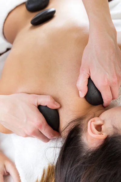 Kvinna njuta av massage på beauty spa — Stockfoto