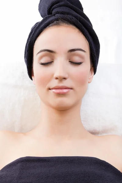 Woman relaxing at beauty spa — Stock Photo, Image