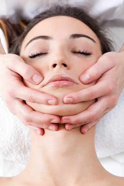 Woman enjoying massage at beauty spa — Stock Photo, Image