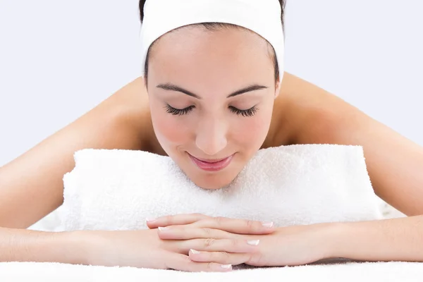 Mujer disfrutando de masaje en spa de belleza — Foto de Stock