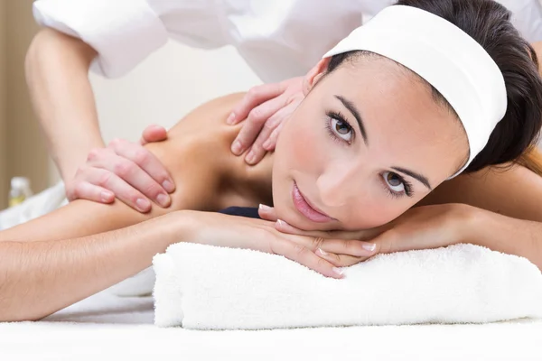 Woman enjoying shoulder massage at beauty spa — Stock Photo, Image