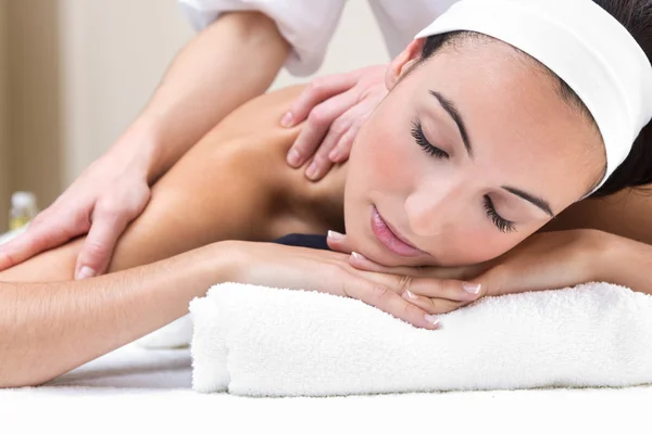 Woman enjoying shoulder massage at beauty spa — Stock Photo, Image