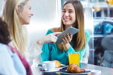 arkadaşlar dijital tablet ile eğleniyor