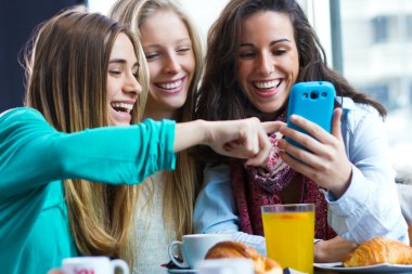 arkadaşlar akıllı telefonlar ile eğleniyor