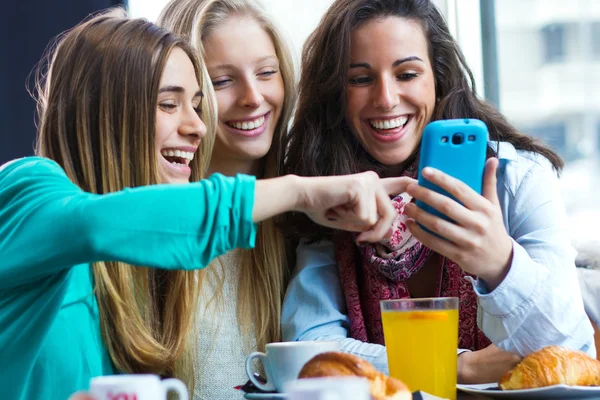 Friends having fun with smartphones — Stock Photo, Image