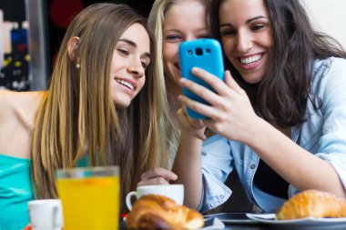 arkadaşlar akıllı telefonlar ile eğleniyor