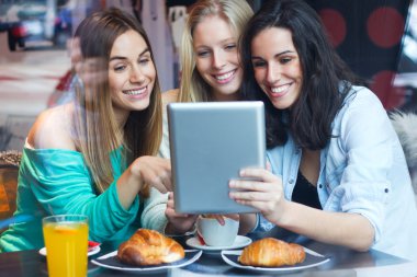 arkadaşlar dijital tablet ile eğleniyor
