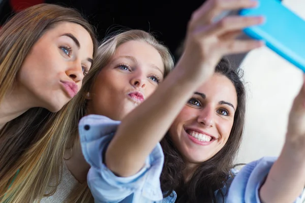 Drie vrienden nemen van foto's met een smartphone — Stockfoto