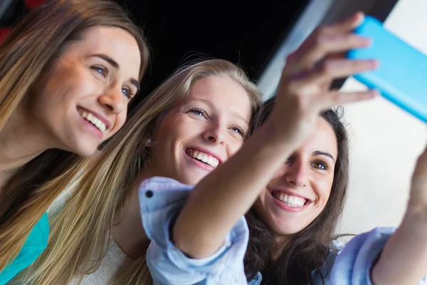 Tres amigos tomando fotos con un smartphone —  Fotos de Stock