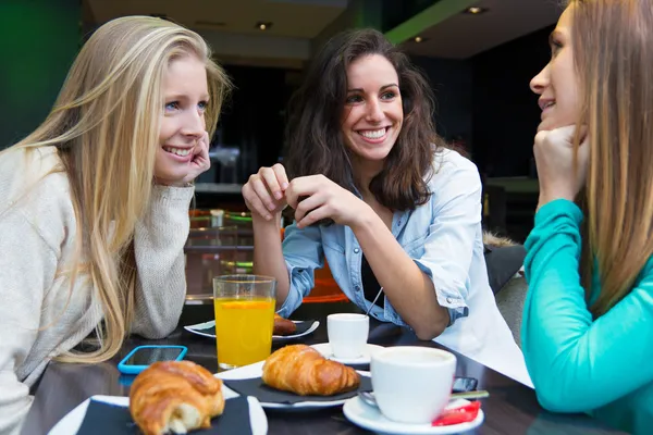 Tres jóvenes amigos desayunando en una mañana de compras en th —  Fotos de Stock