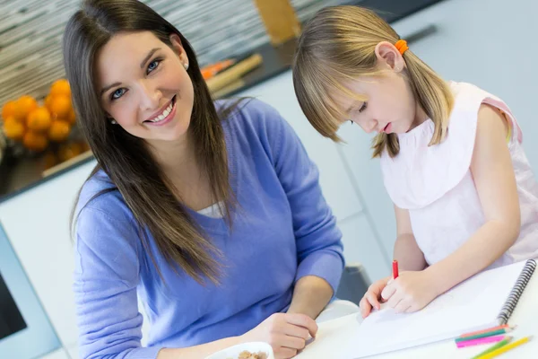 Dessin d'enfant avec des crayons avec sa mère à la maison — Photo