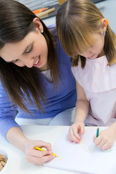 Dibujo infantil con lápices de colores con su mamá en casa —  Fotos de Stock