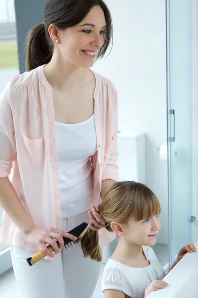 Mutter kämmt ihre Tochter im Badezimmer — Stockfoto