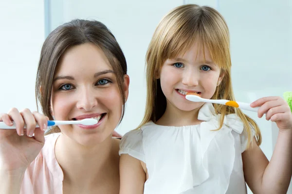 Anne ve kızı banyoda diş fırçalama Telifsiz Stok Fotoğraflar