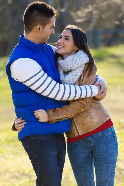 Jovem casal no parque — Fotografia de Stock