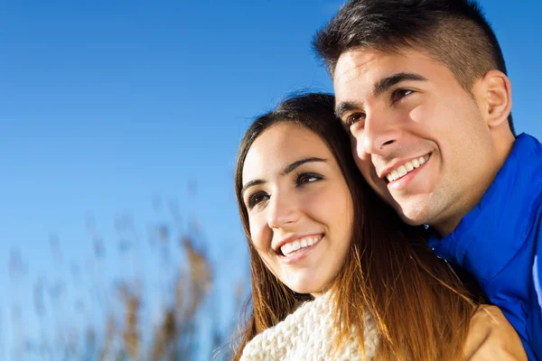 Jeune couple dans le parc — Photo