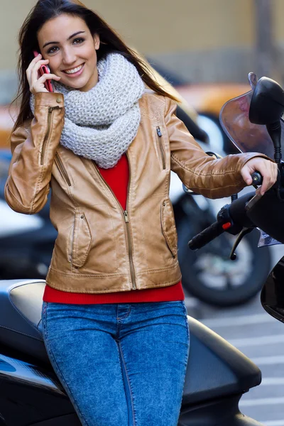 Junge Frau telefoniert mit Handy in der Stadt — Stockfoto
