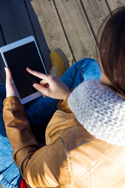 Utomhus porträtt av ung kvinna med digital tablet — Stockfoto