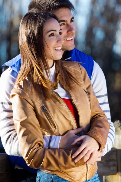 Jovem casal no parque — Fotografia de Stock