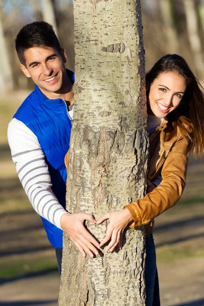 Heureux jeune couple amoureux s'amuser au parc — Photo