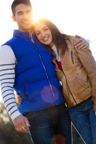 Jeune couple dans le parc — Photo