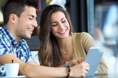 genç bir çift Café dijital tablet ile internet tarama