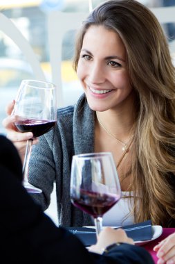 Genç çift restoranda şarap ile toasting sevgi dolu