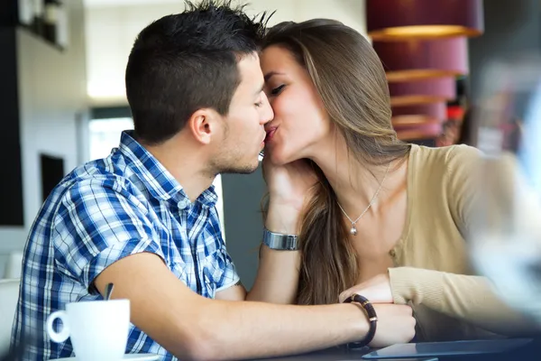 Pareja joven enamorada en una cafetería — Foto de Stock