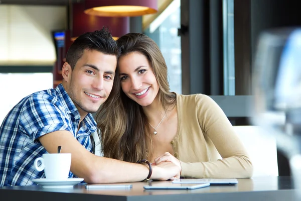 Pareja joven enamorada en una cafetería — Foto de Stock