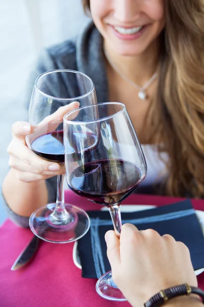Jonge liefdevol paar roosteren met wijn op restaurant — Stockfoto