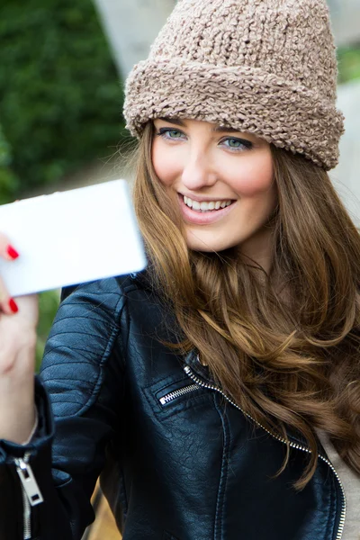 Leuke brunette vrouw nemen foto van zichzelf op de straat — Stockfoto