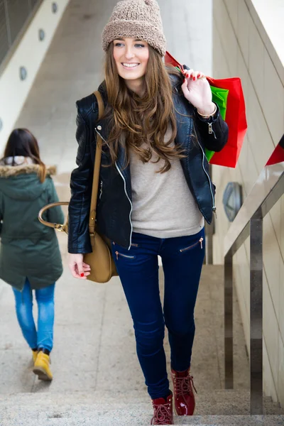 Mladá žena jde nakupovat ve městě — Stock fotografie