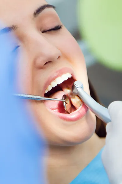 Leuke jonge vrouw bij de tandarts. mond checkup — Stockfoto