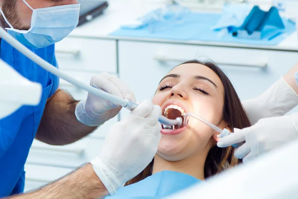 Roztomilá mladá žena u zubaře. ústa vyšetření — Stock fotografie