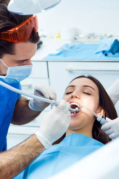 Linda joven en el dentista. Chequeo bucal — Foto de Stock