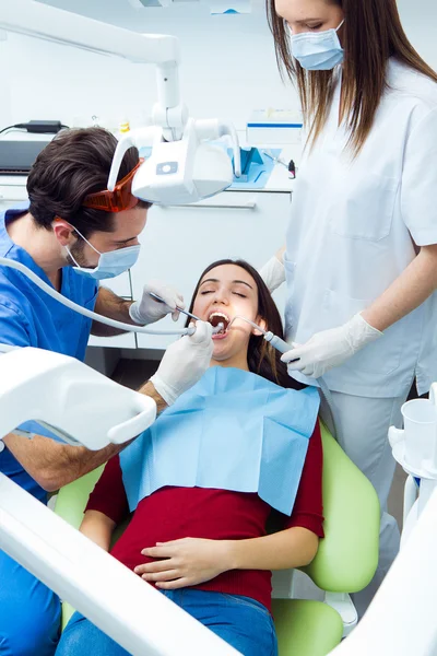 Uma jovem gira no dentista. Verificação da boca — Fotografia de Stock