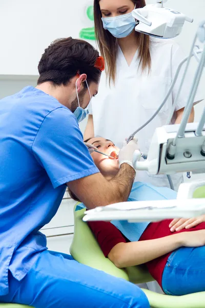 Uma jovem gira no dentista. Verificação da boca — Fotografia de Stock