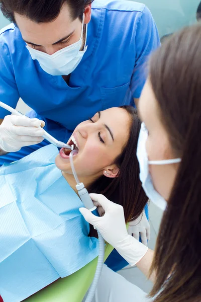 Roztomilá mladá žena u zubaře. ústa vyšetření — Stock fotografie