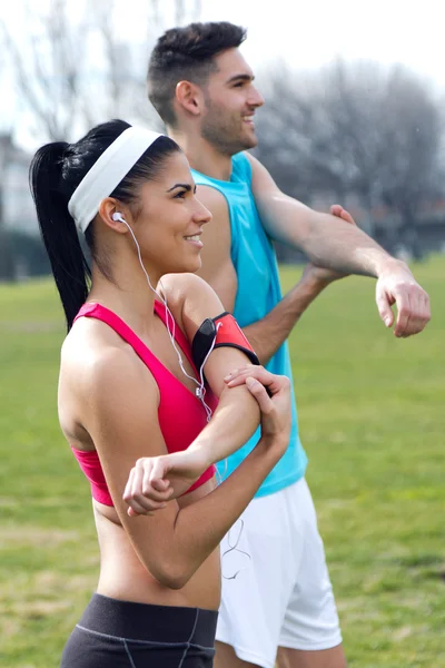 Ungt par gör stretching — Stockfoto