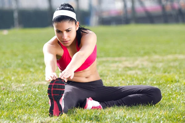 Ung kvinna gör stretching — Stockfoto