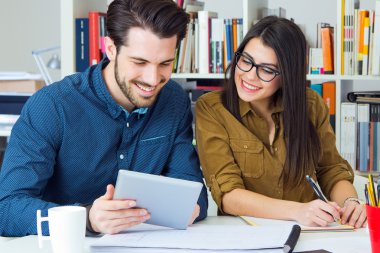 ofiste çalışan genç mimar takım