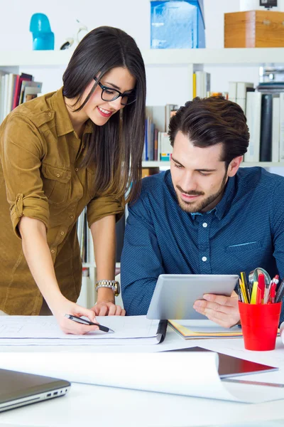 Equipe jovem arquiteto trabalhando no escritório — Fotografia de Stock