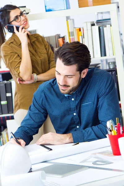 Equipo de arquitectos jóvenes que trabajan en la oficina — Foto de Stock