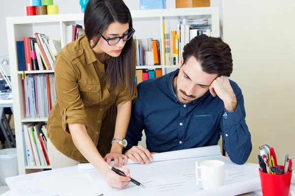 Junges Architektenteam im Büro — Stockfoto